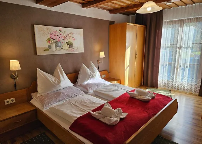 Гостьовий будинок Gasthof-pension Alt Kirchheim Бад-Кляйнкірхгайм